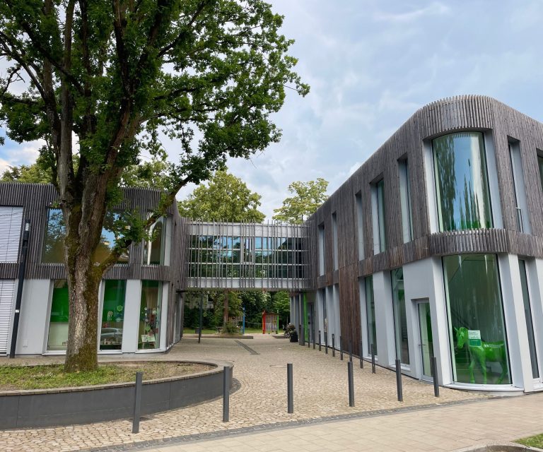 Ein Gebäude mit Baum