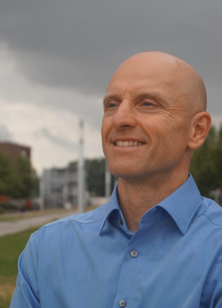Markus Koschorreck im Freien Ein Portrait von Dr. Markus Koschorreck in Monheim am Rhein.