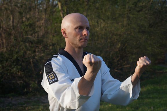 Kampfkunst: Block Markus Koschorreck im Taekwondo-Anzug mit schwarzem Gürtel führt einen Block aus.