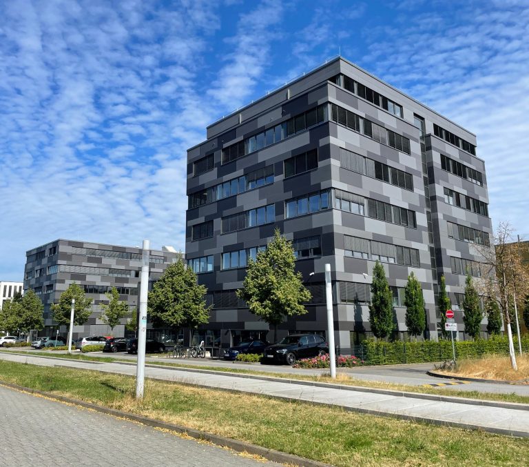 Moderne Bürogebäude Moderne schwarz-graue Bürogebäude mit großen Fenstern und Dachterrasse in Monheim am Rhein.