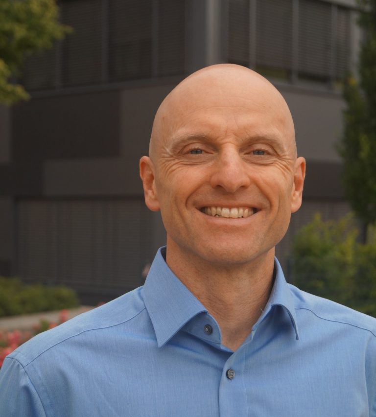 Dr. Markus Koschorreck vor dem Gebäude in der Rheinpromenade in Monheim am Rhein